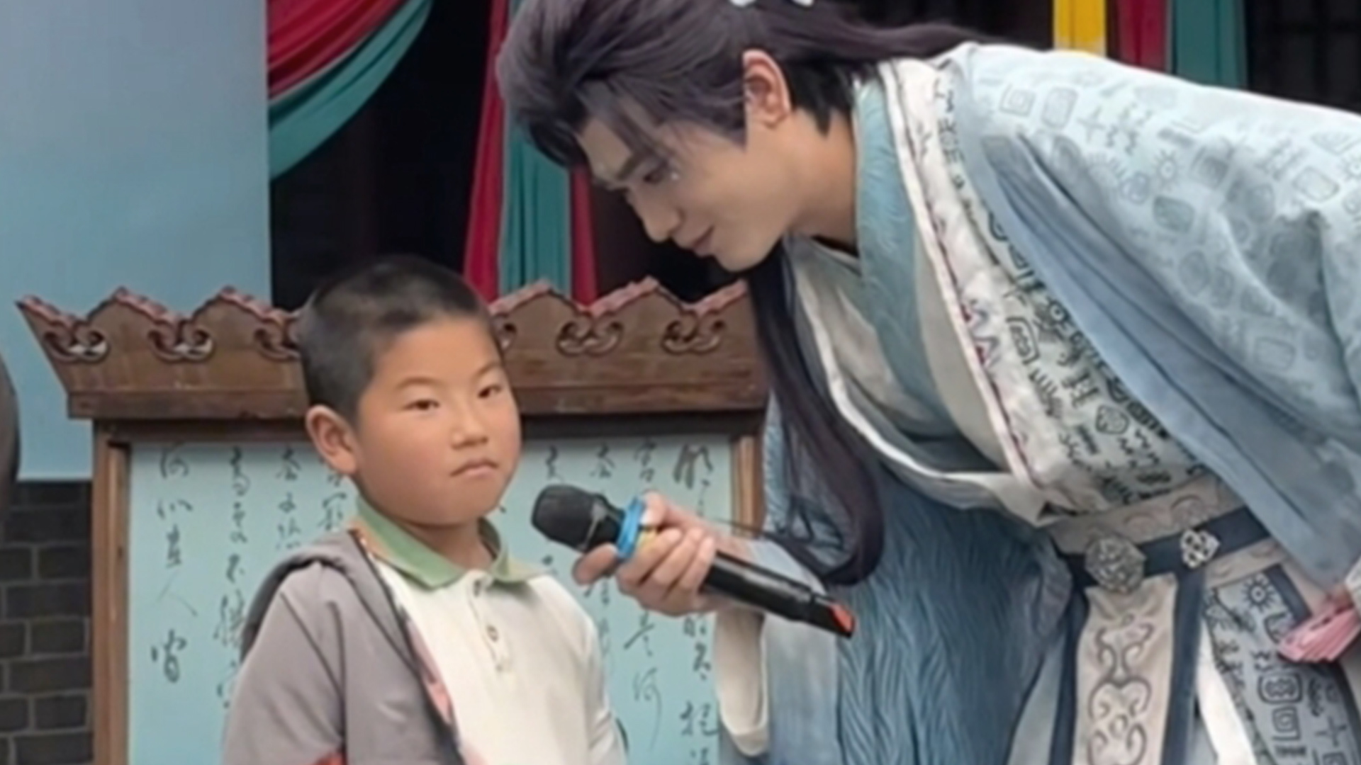 横店NPC互动提问，“小孩哥”们的回答绝对满分