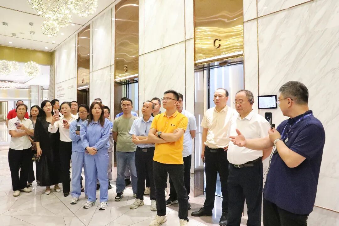 图：与会人员走进辛格林电梯的电梯体验馆