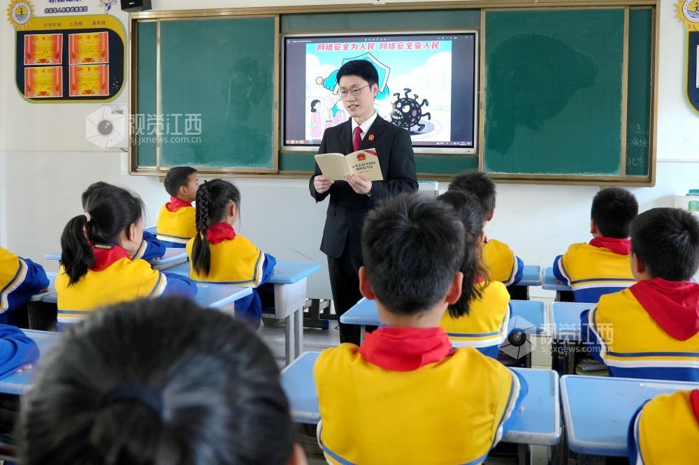 2026年4月10日，江西省宜春市上高县法院干警给锦阳小学的学生讲解《中华人民共和国网络安全法》知识。