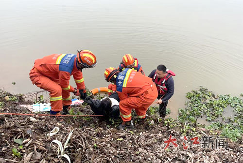 ▲▼ 邱凯华（右一）与消防救援人员一起救人。