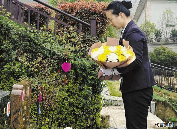 清明假期,南昌一墓园礼仪师每天为10余名家属提供代祭扫服务