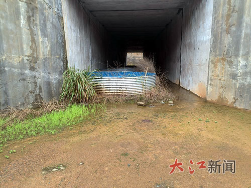 高速公路下的涵洞