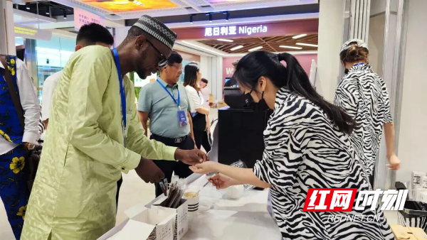 高桥大市场非洲友人络绎不绝。