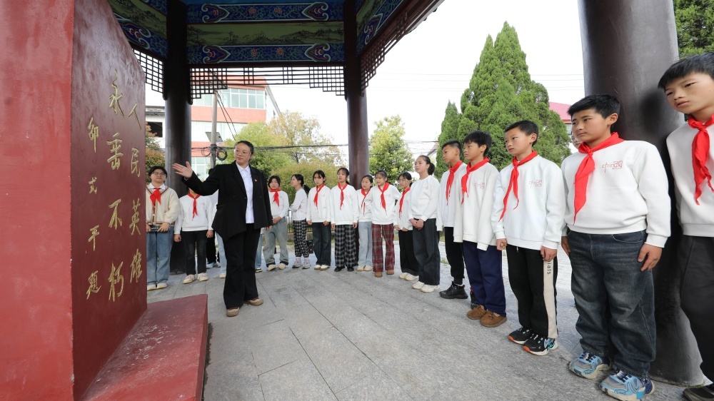 4月1日，在江西省抚州市东乡区珀玕乡烈士陵园，珀玕中小学学生聆听英烈故事。