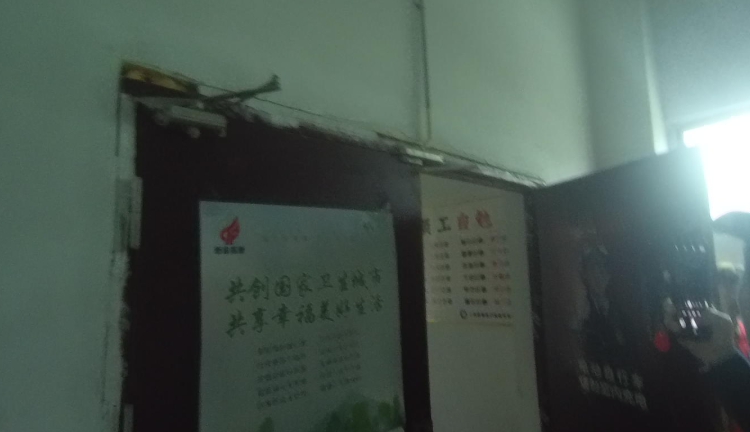 ▲防火门闭门器损坏