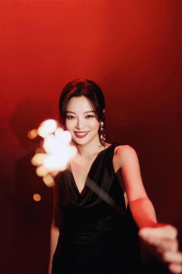 辛芷蕾开心放烟花，活力十足。