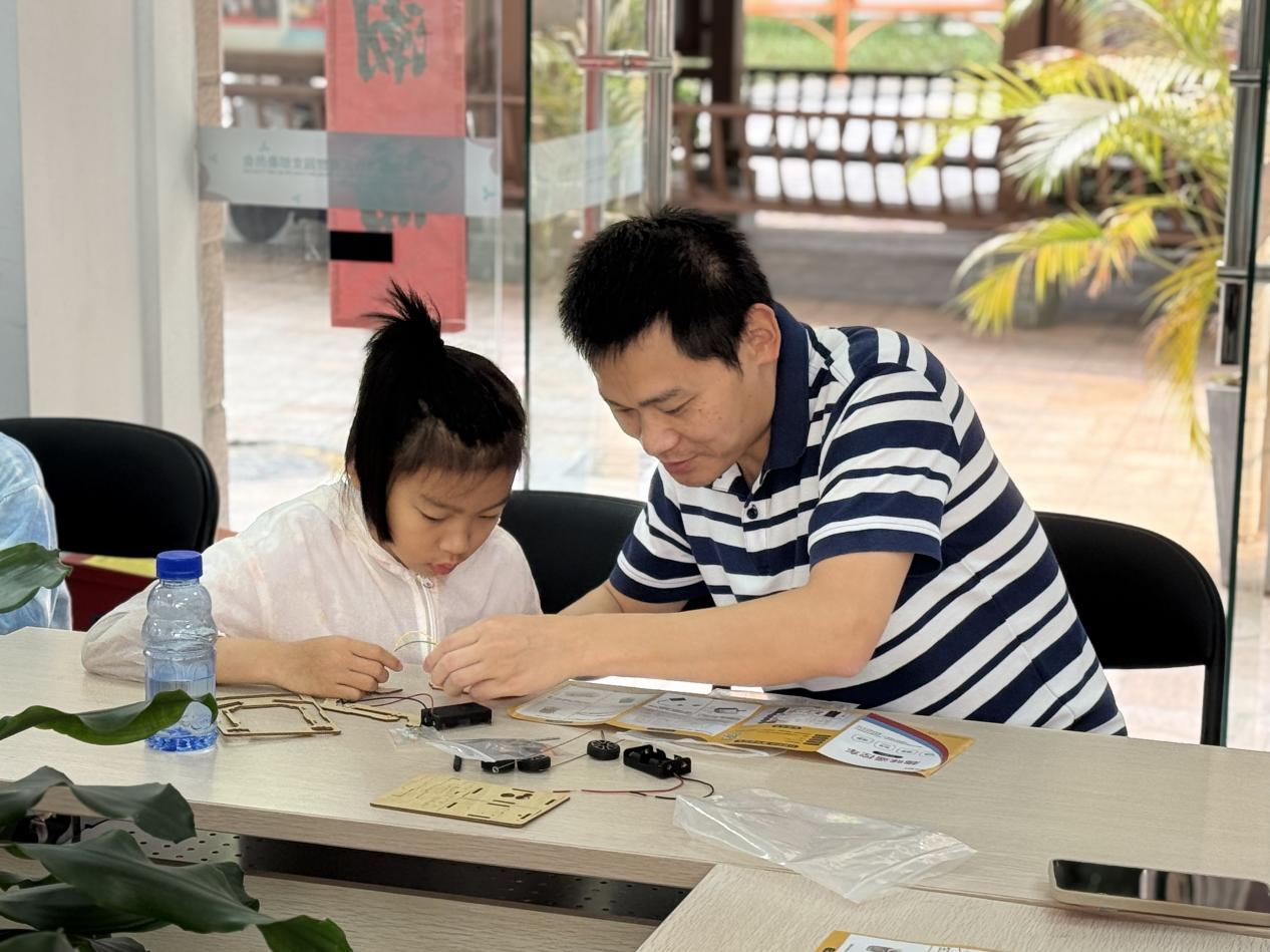 桃源社区“小小科学家”遥控汽车亲子DIY活动--解锁温馨科普新体验