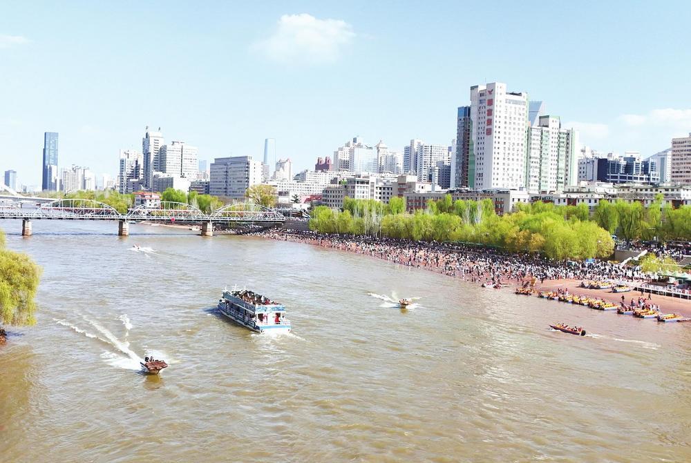 4月4日，兰州中山桥人气爆棚，黄河风情线游人如织。市民游客漫步赏景、乘船畅游黄河，在百年铁桥与母亲河畔，尽情享受春日里的休闲时光。新甘肃&middot;甘肃经济日报记者　瞿娟　摄