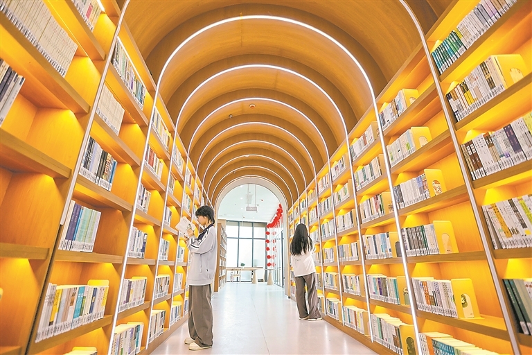 4月4日,峡江县,读者在阅读书籍。特约通讯员 陈福平摄