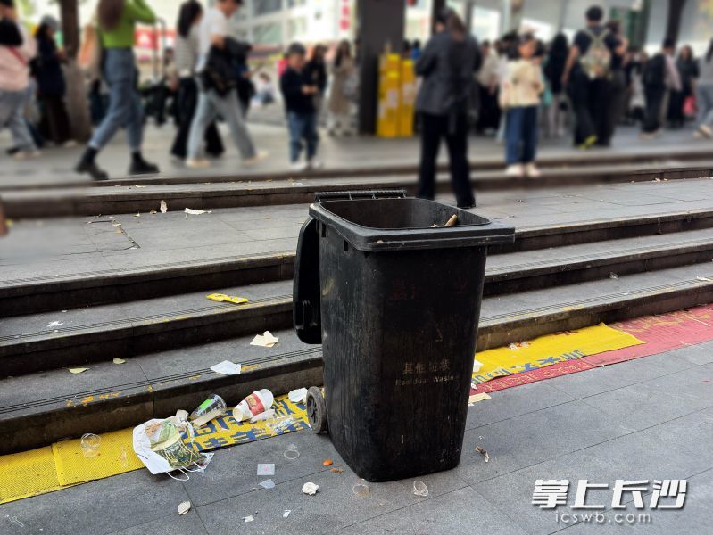 垃圾桶也很“无奈”。