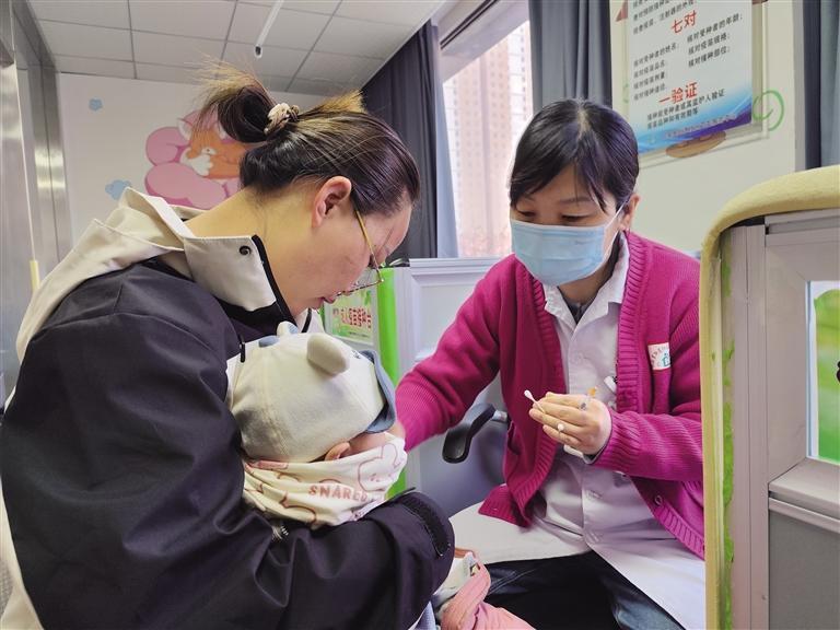 家长带孩子接种疫苗
