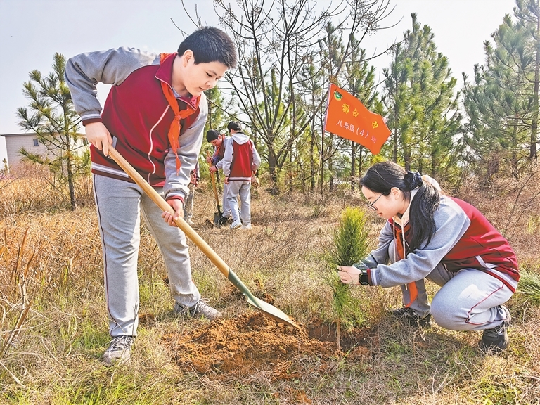 都昌县：义务植树（图）