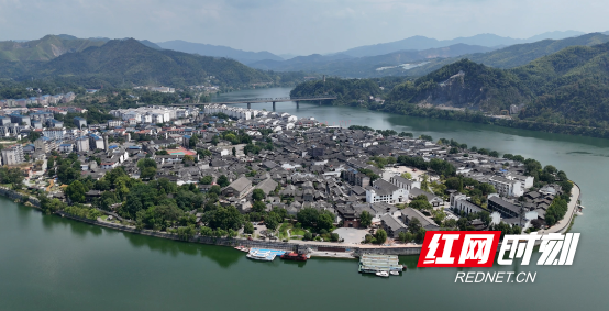 位于沅水、㵲水交汇处的黔阳古城，三面环水。（图源：怀化市委宣传部）