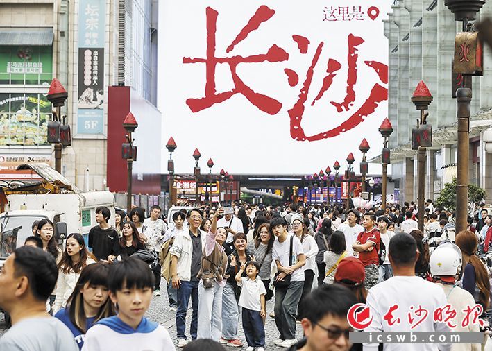 清明假期第二天，长沙五一商圈人流如织。这里小剧场密布，带动了市民游客前来打卡。长沙晚报全媒体记者 董阳 摄