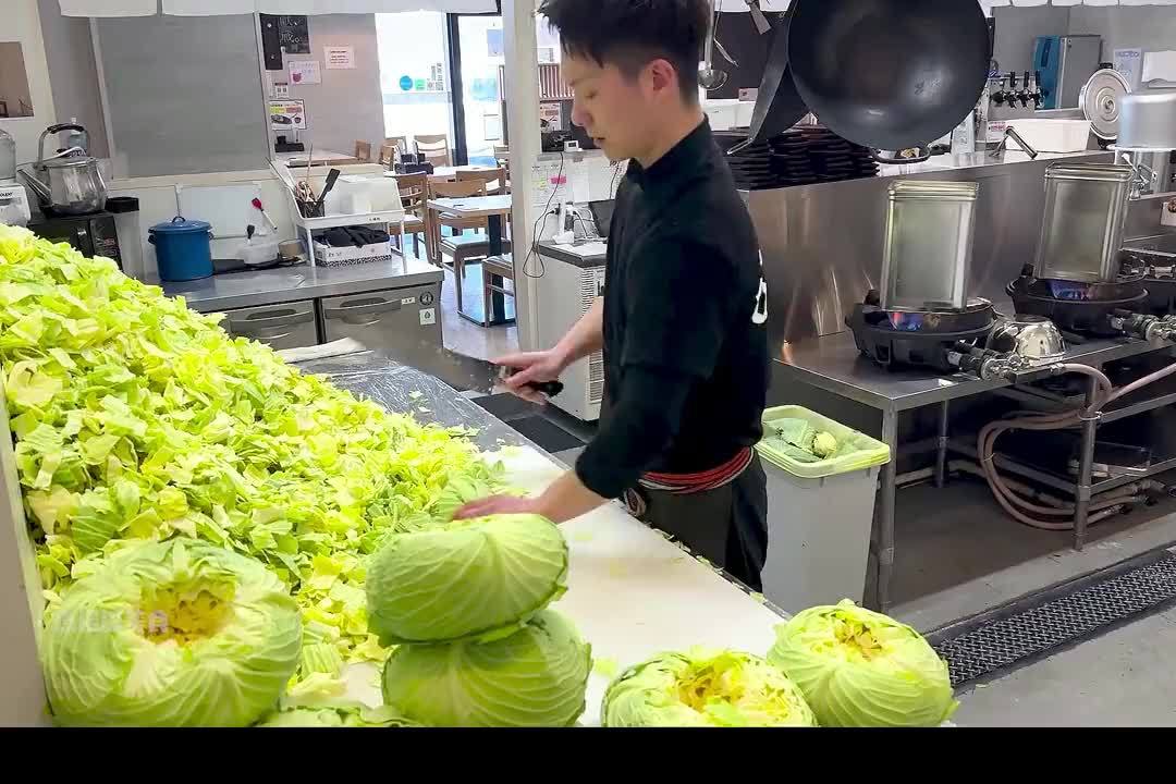 日本网红包菜屋一天卖出上千份包菜炒肉，灵感来自中国手撕包菜