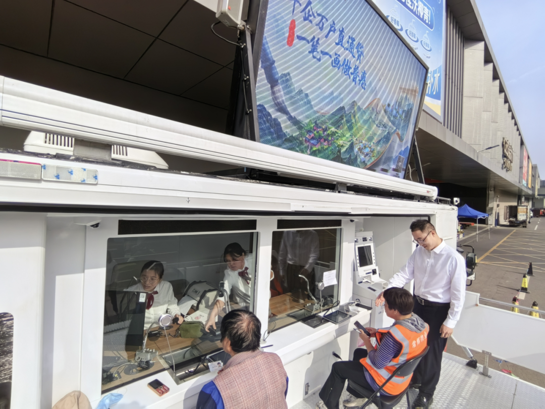 山东工行利用流动银行车开展“千企万户大走访”活动，现场为客户办理金融业务