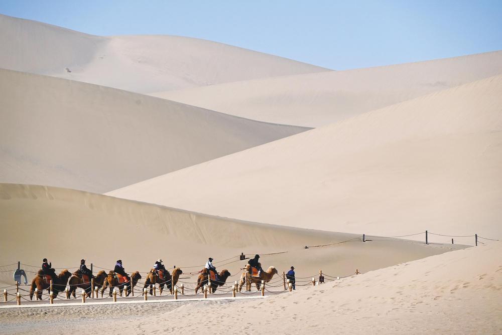 4月4日，游客走进敦煌市鸣沙山月牙泉景区欣赏大漠风光，体验丝路风情。新甘肃&middot;甘肃经济日报通讯员　张晓亮　摄