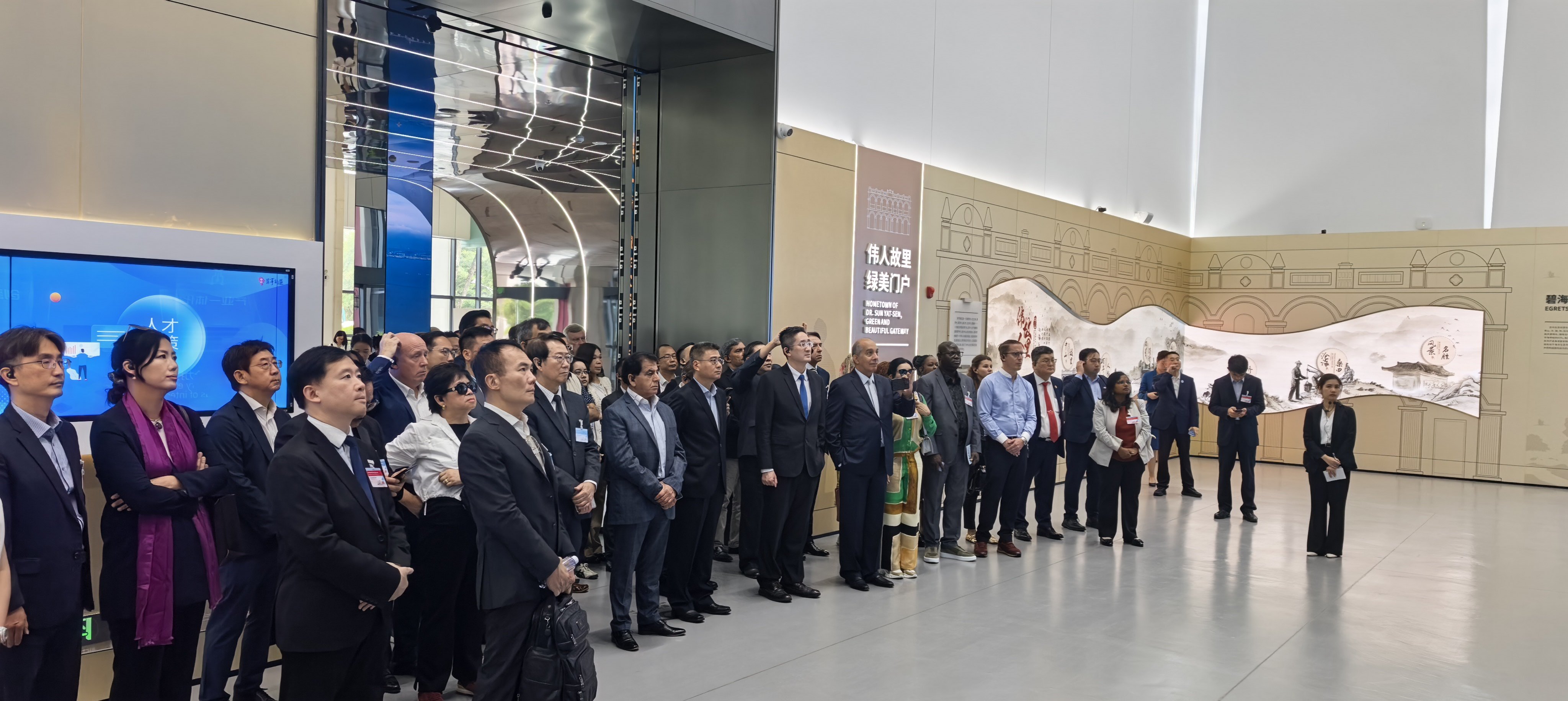 参访团走访翠亨新区规划馆