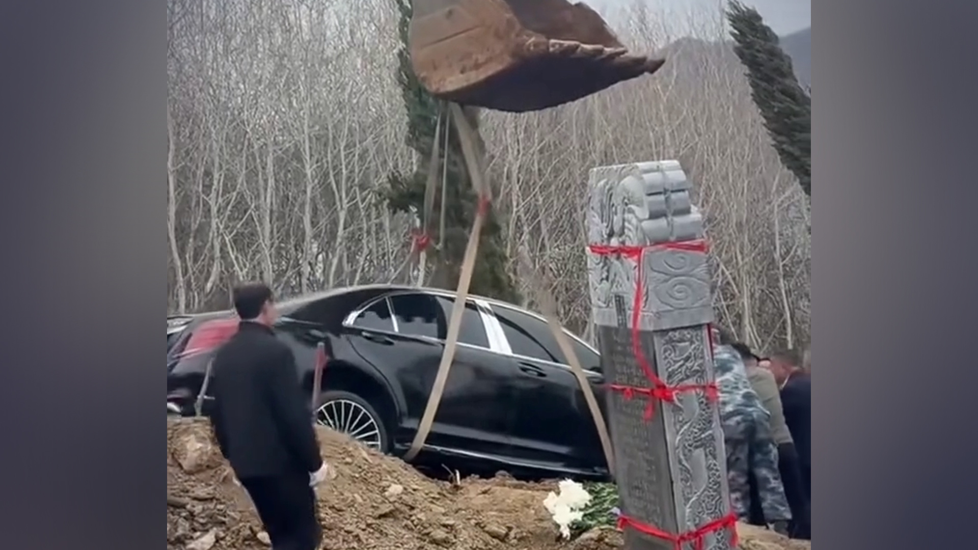 车牌4个8的真·奔驰豪车当陪葬品埋了？视频疯传，当地民政局回应：正核实