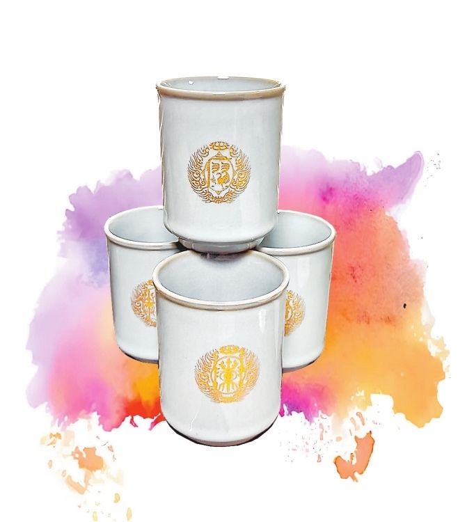 金晓星设计的汝瓷姓氏杯。赵珮岐 摄