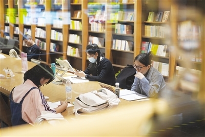 读者在南昌书城阅读