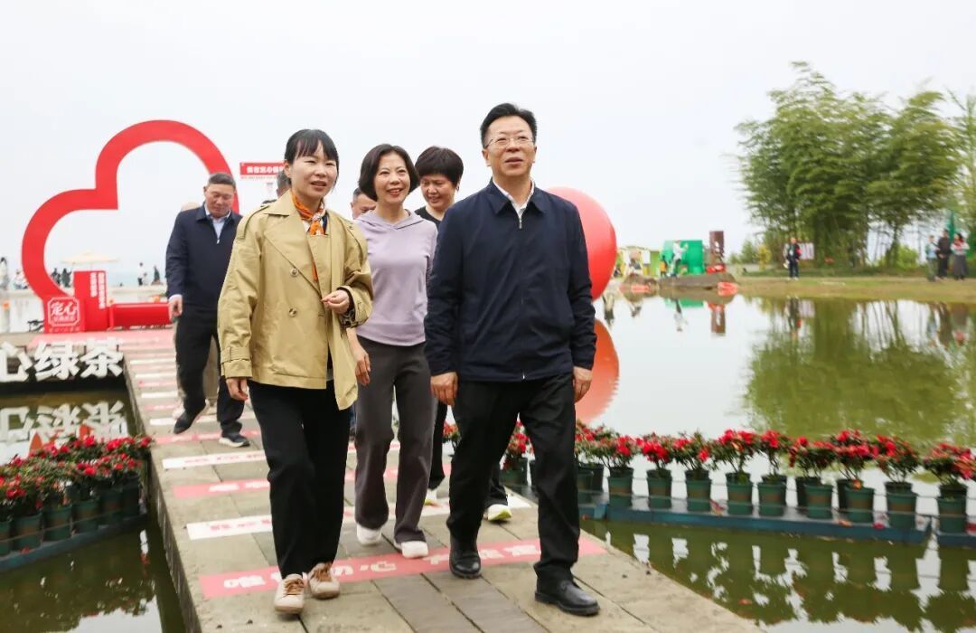 陶世祥到二圣镇重茶集团定心茶园察看生产经营情况。