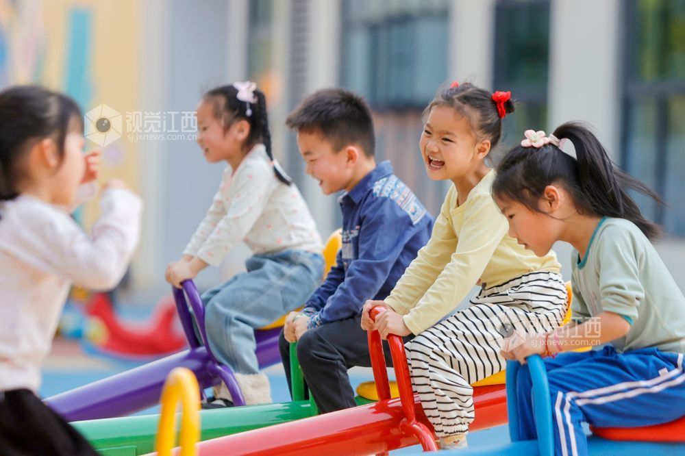 2026年4月9日,在江西省吉安市峡江县城西幼儿园,小朋友们在玩跷跷板。