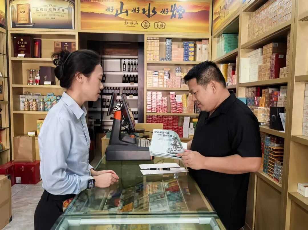 ▲农行工作人员巡检