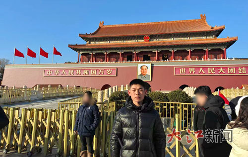 李瑜红站在北京天安门城楼前拍照留念。