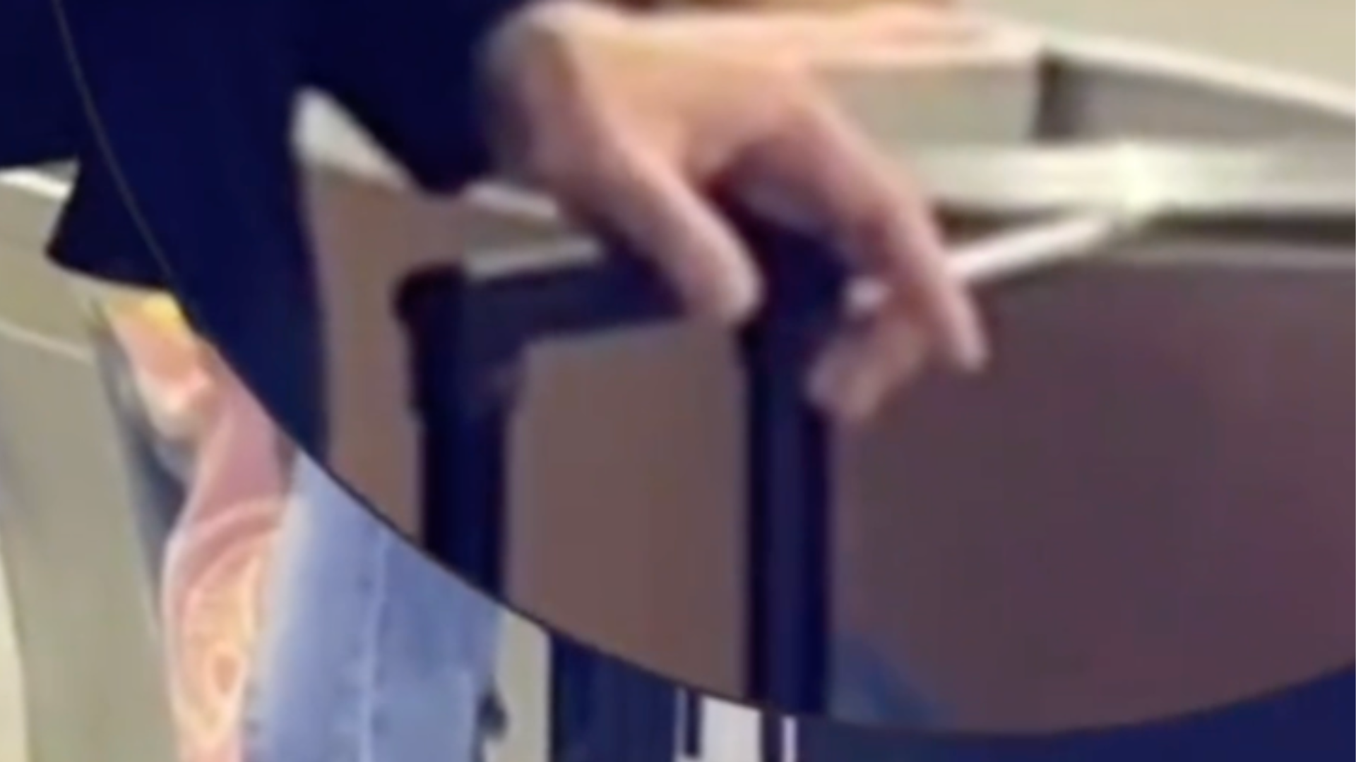 有男子在深圳北站台抽烟？12306：深圳高铁站全面禁烟，将转达进行核实