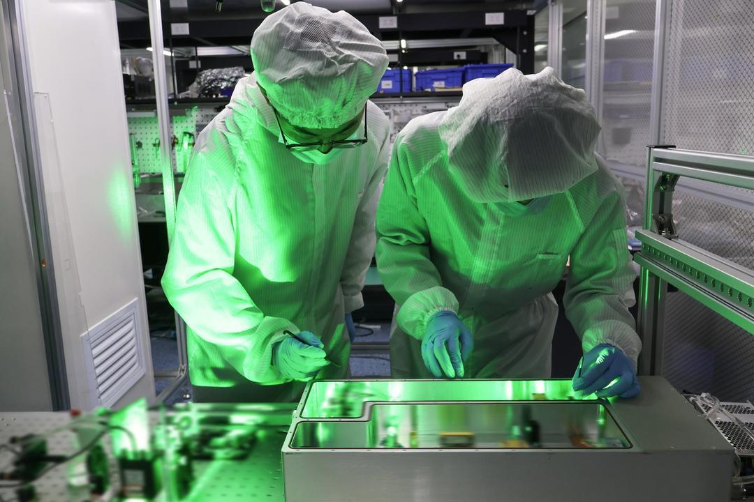 铂锐激光工作人员正在进行激光器研发。（记者 段婷婷 报道）