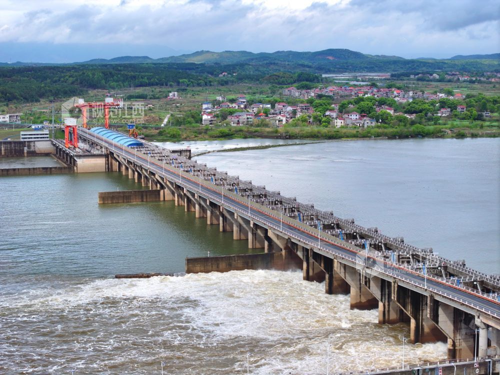 2026年4月3日,江西泰和航电枢纽大坝正在泄洪腾库,保障汛期安全。