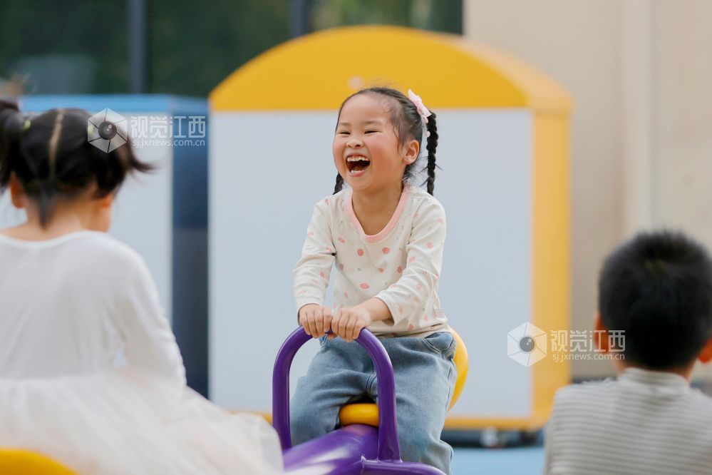 2026年4月9日,在江西省吉安市峡江县城西幼儿园,小朋友们在玩跷跷板。
