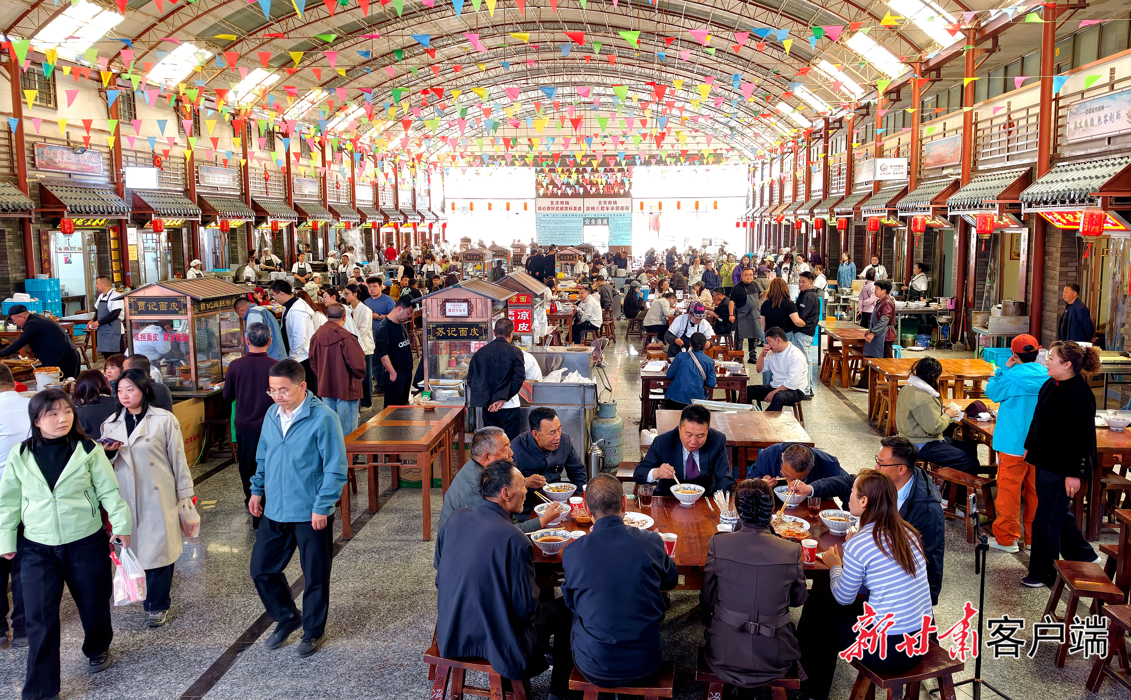 游客在品尝武威特色美食“凉州三套车”　新甘肃&middot;甘肃日报记者　金奉乾摄