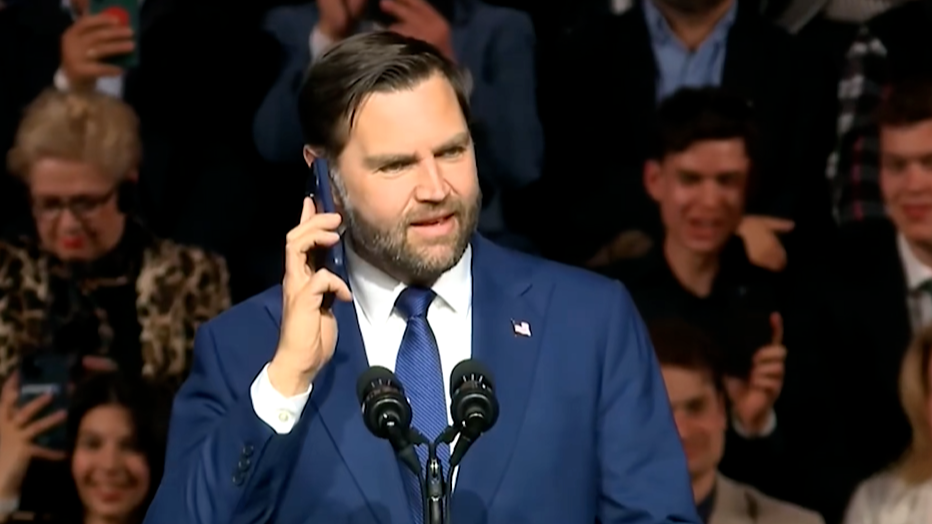 尴尬！万斯演讲现场给特朗普打电话，手机那头传来：对不起，您所拨打的用户…