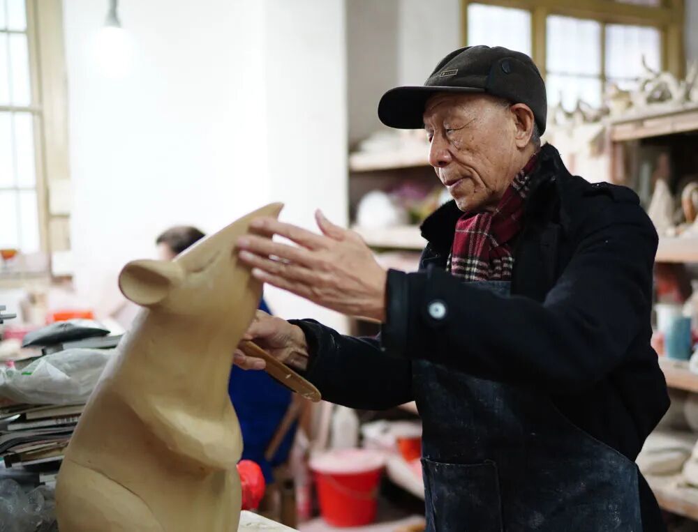 2020年1月7日,中国工艺美术大师刘远长正在制作生肖瓷。新华社记者周密摄