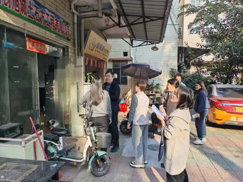 图：区纪委监委第七派驻纪检监察组、新塘街道纪工委等联动核查组人员到城中村商铺核查水电收费情况