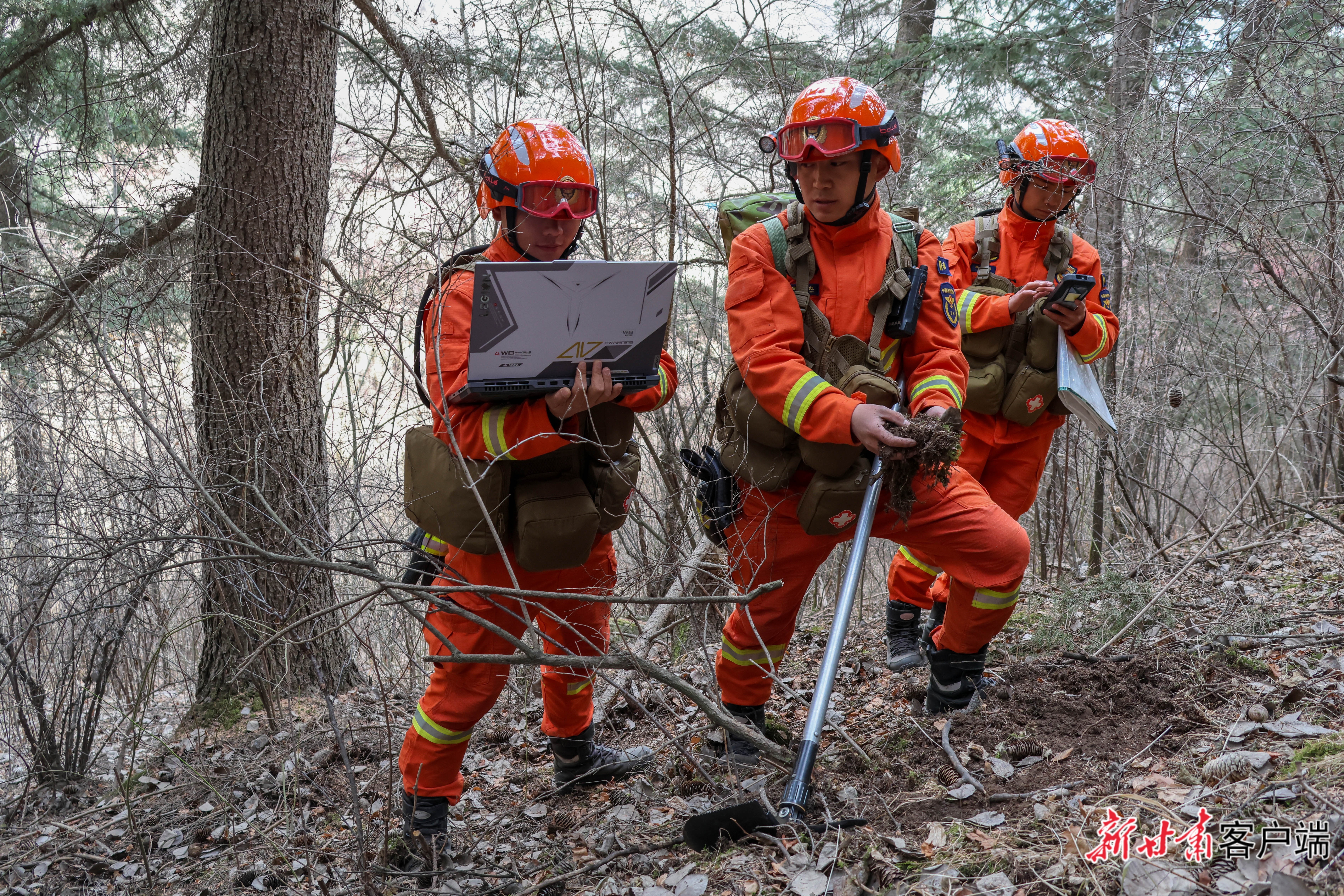 消防指战员利用无人机开展高空巡航拍摄