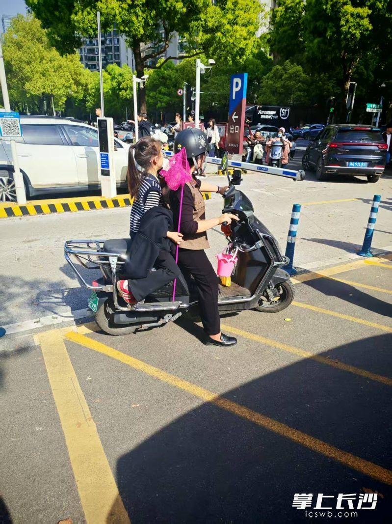 小女孩没有头盔保护。