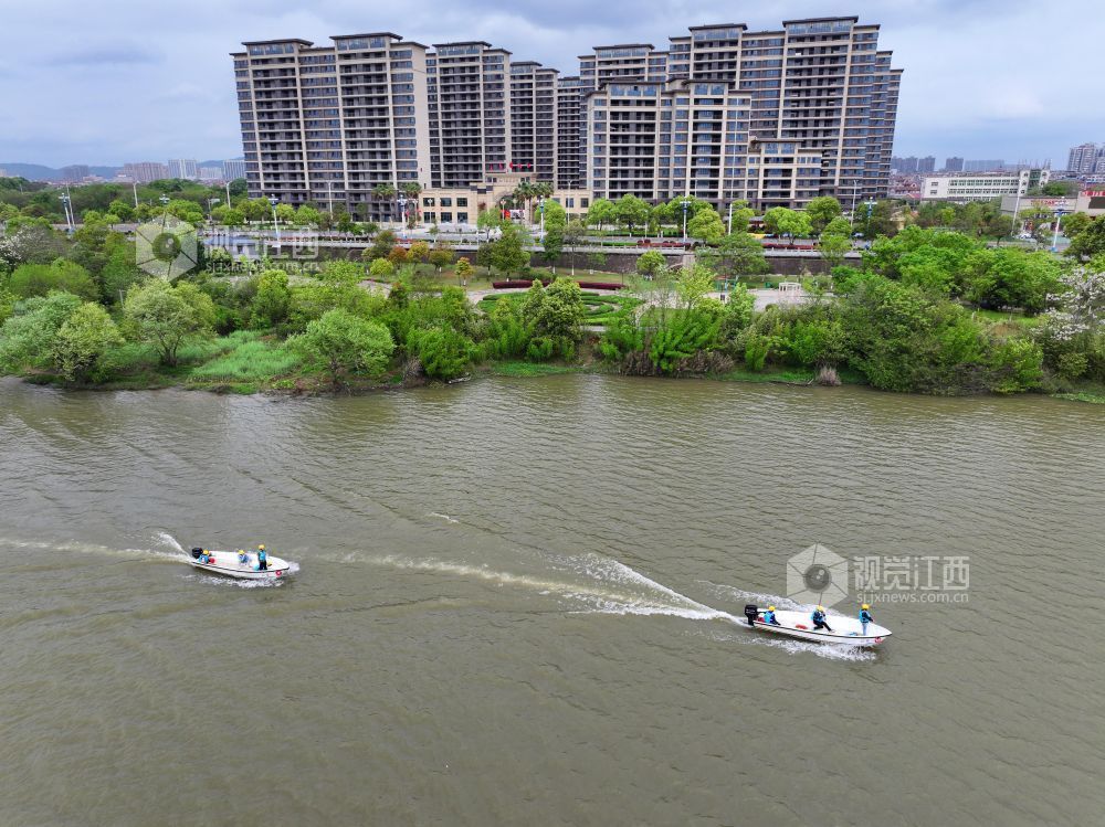 2026年4月8日，江西赣江泰和段，水上保洁员正在巡江护水。