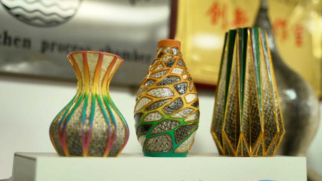 “2025中国旅游商品大赛”金奖作品 3D鱼皮掐丝工艺花瓶