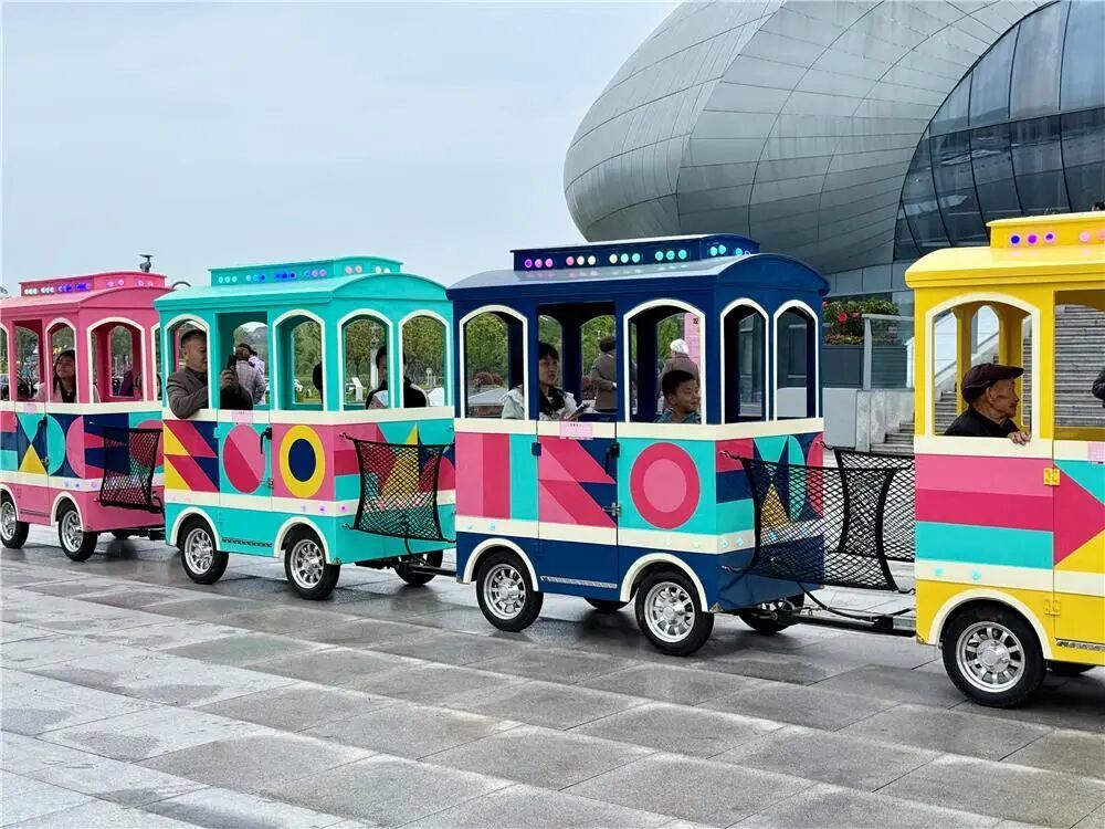 4月5日，都梁大剧院，家长带着孩子乘坐观光小火车，畅享春日美好假期。