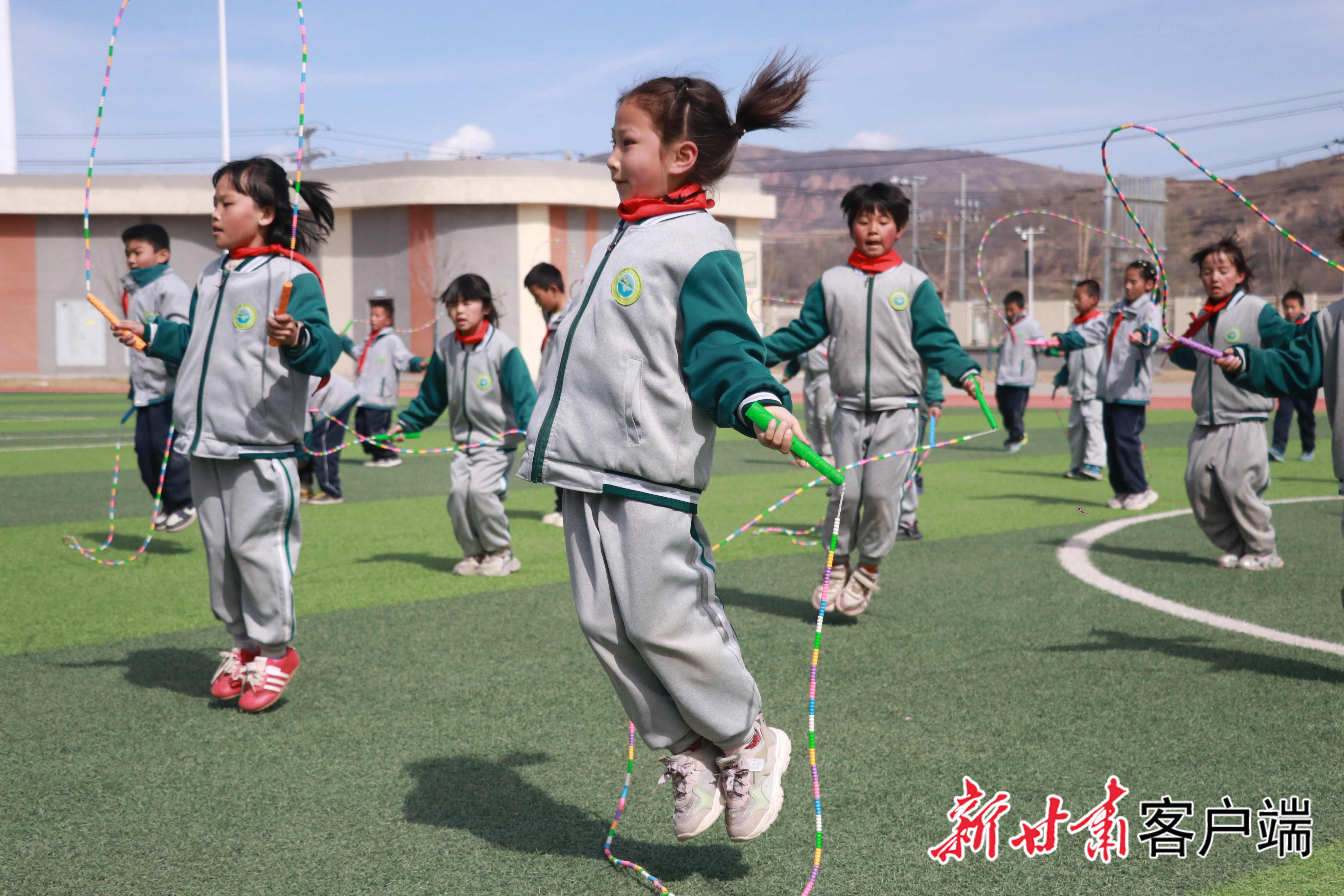 学生开展跳绳活动