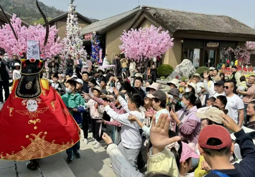 天台山风景区民俗特色表演引来游客阵阵喝彩。卢静 摄
