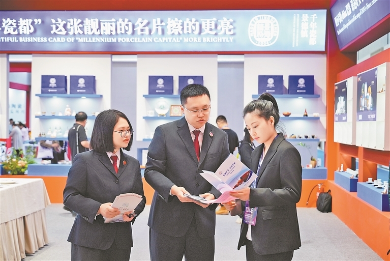 中心干警向企业负责人介绍如何加强知识产权保护。 本报全媒体记者 付 强摄