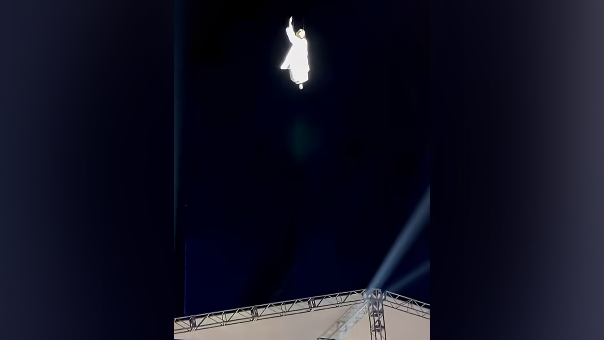 首尔复活节活动表演“耶稣升天”，网友：圣诞节前他还能飞回来吗？