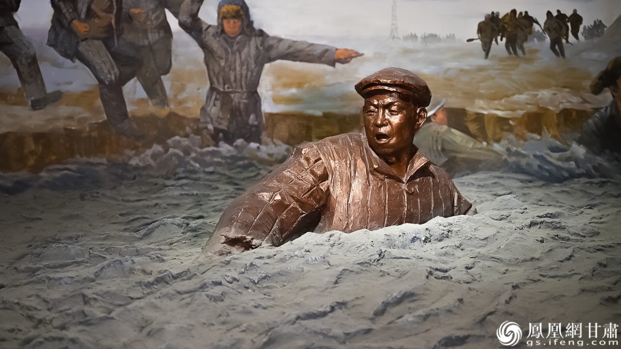 玉门铁人王进喜纪念馆里的雕塑再现铁人跳泥浆池压井喷的壮举