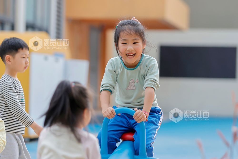 2026年4月9日,在江西省吉安市峡江县城西幼儿园,小朋友们在玩跷跷板。