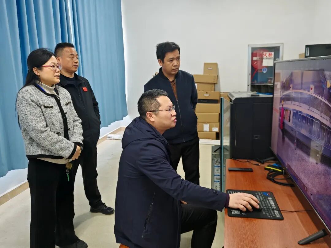 图为该区纪检监察干部实地查看“明厨亮灶”智慧监管系统运行情况。吴美凤 摄