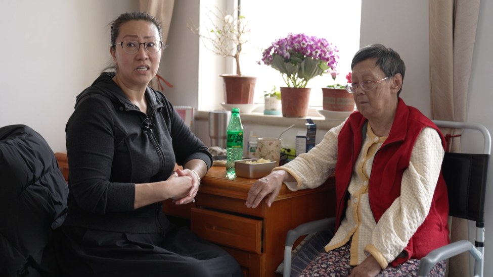 10分钟40通电话，年入百万时，她被患阿尔茨海默症的养母逼到崩溃，但在养母含泪提敬老院时，她瞬间破防